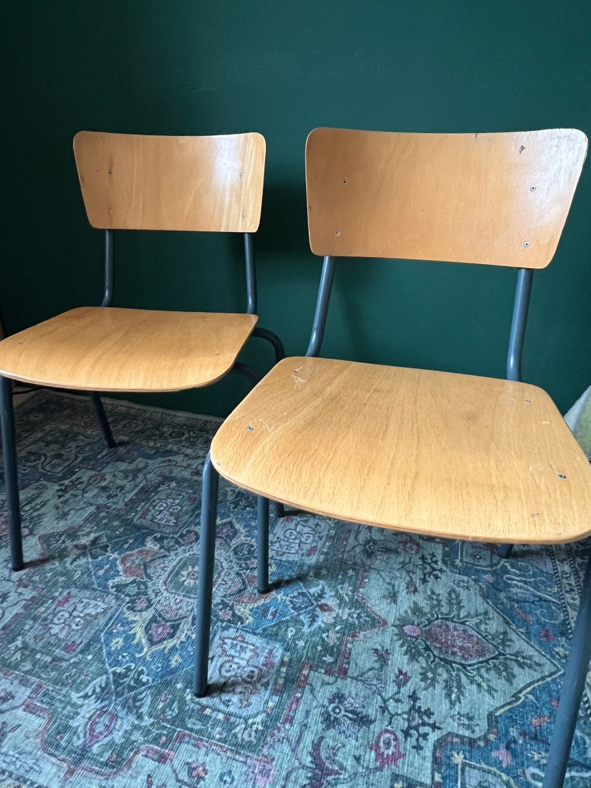 2 vintage schoolstoelen, Ophalen, Zo goed als nieuw, Bruin, Twee