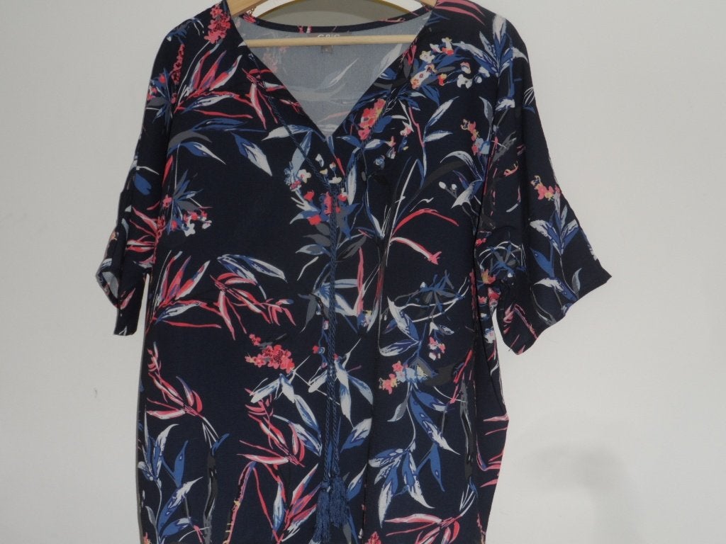 Donkerblauwe blouse met bloemenprint, Ophalen of Verzenden, Zo goed als nieuw, Maat 42/44 (L), Blauw