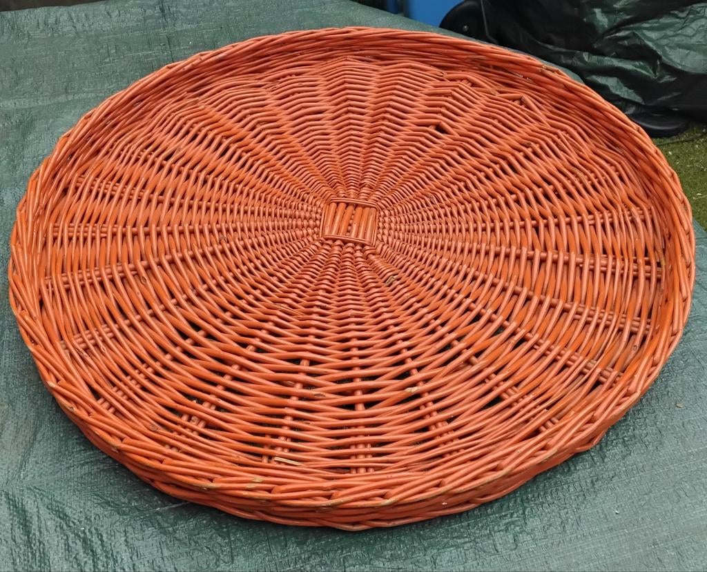 Grote oranje rieten mand, Ophalen