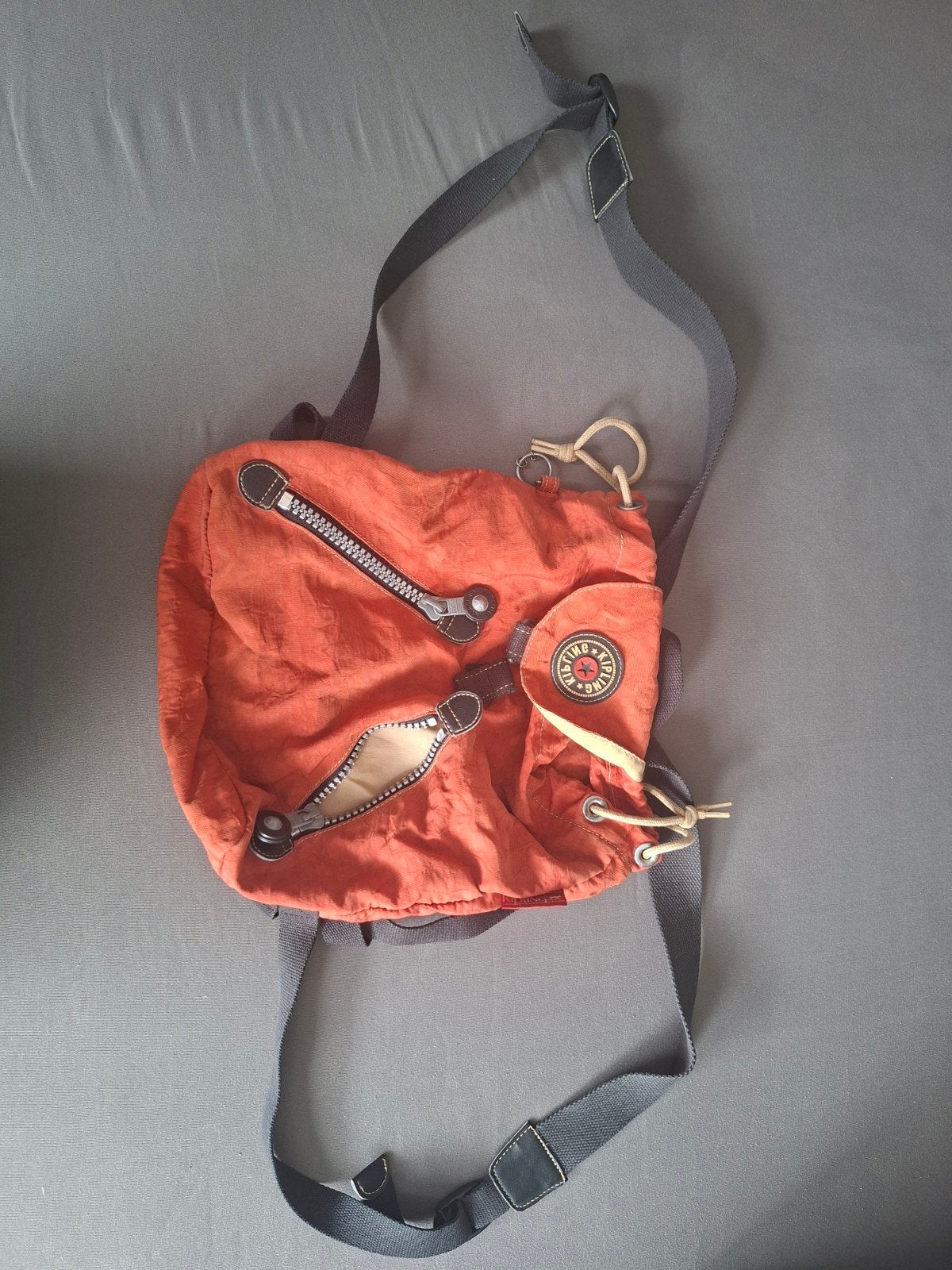 Kipling rugzakje - Oranje, gebruikt met klein gaatje, Ophalen of Verzenden, Gebruikt, Kipling