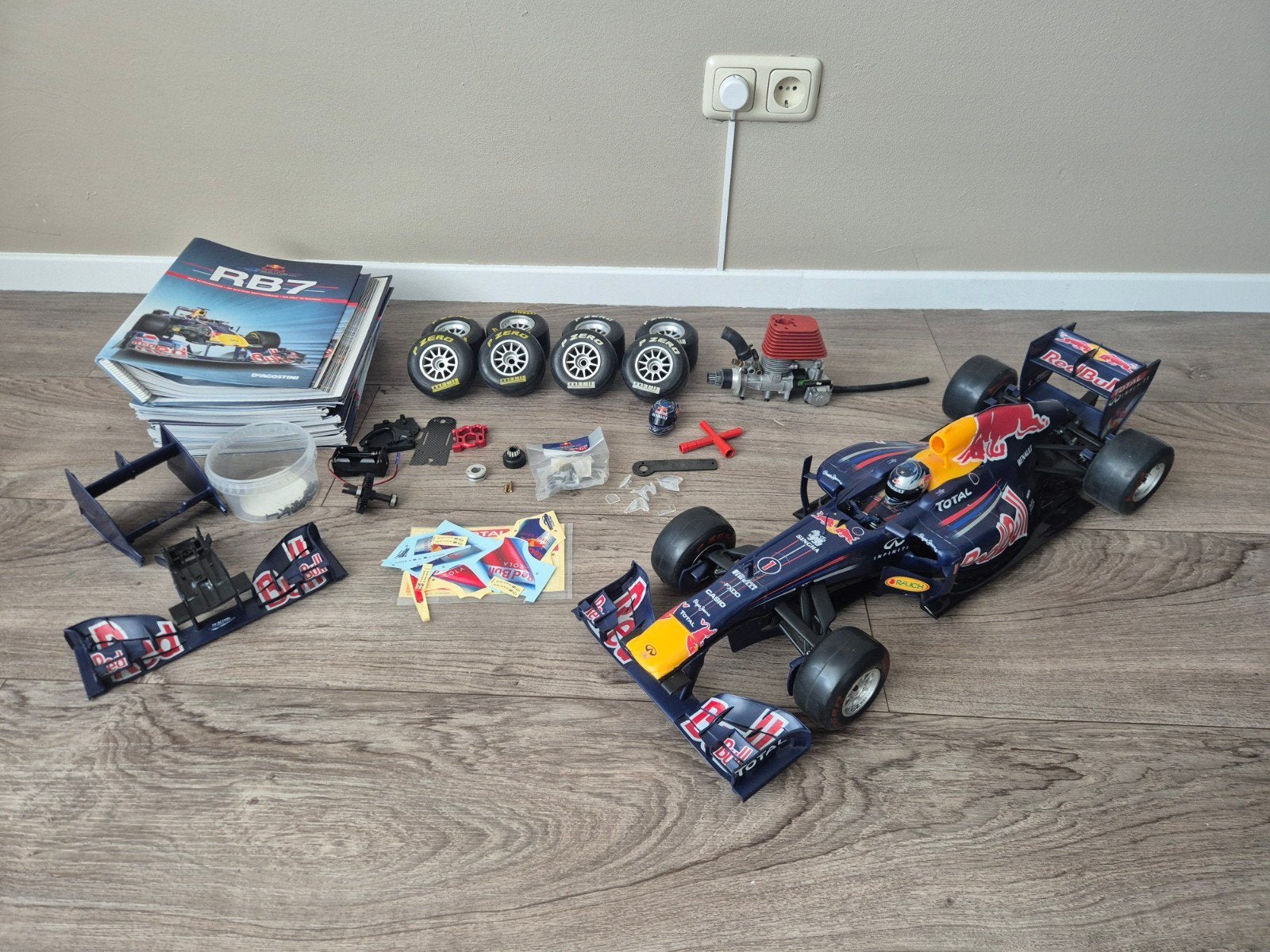 Deagostini Bull Racing RB7 1/7 RC 2 bak kyosho, Ophalen, Gebruikt, Nitro, Auto onroad