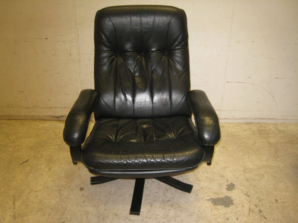 Zwart leren fauteuil op houten voet, leer beetje craquele, Huis en Inrichting, Niet ingevuld, Gebruikt, Niet ingevuld, Niet ingevuld