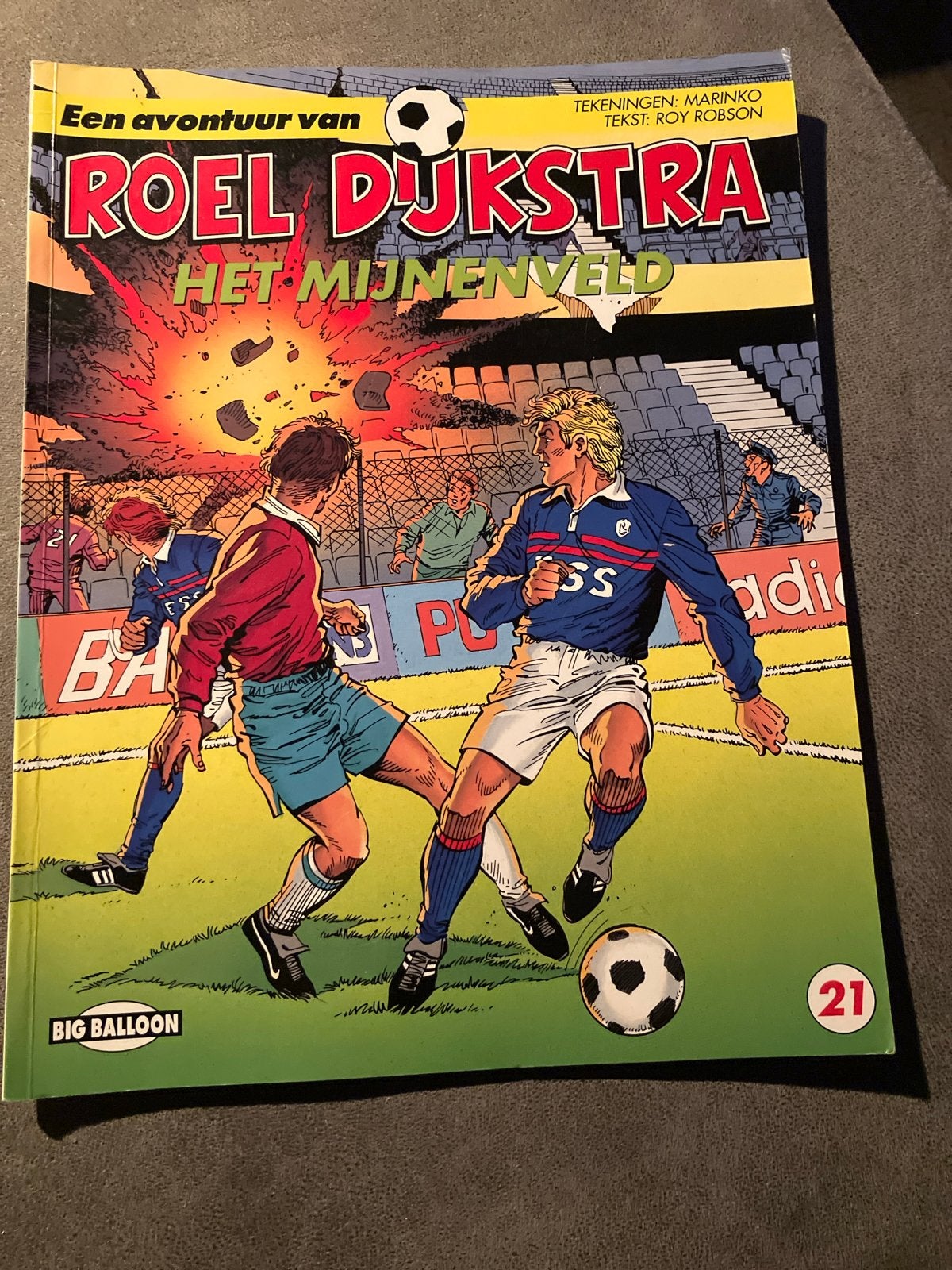 Roel Dijkstra - Het Mijneveld (Nr. 21) - Voetbalstripboek, Eén stripboek, Ophalen of Verzenden, Gelezen