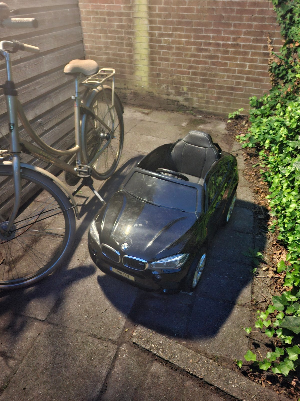 Elektrische kinderauto BMW X6M met afstandsbediening, Kinderen en Baby's, Ophalen, Zo goed als nieuw