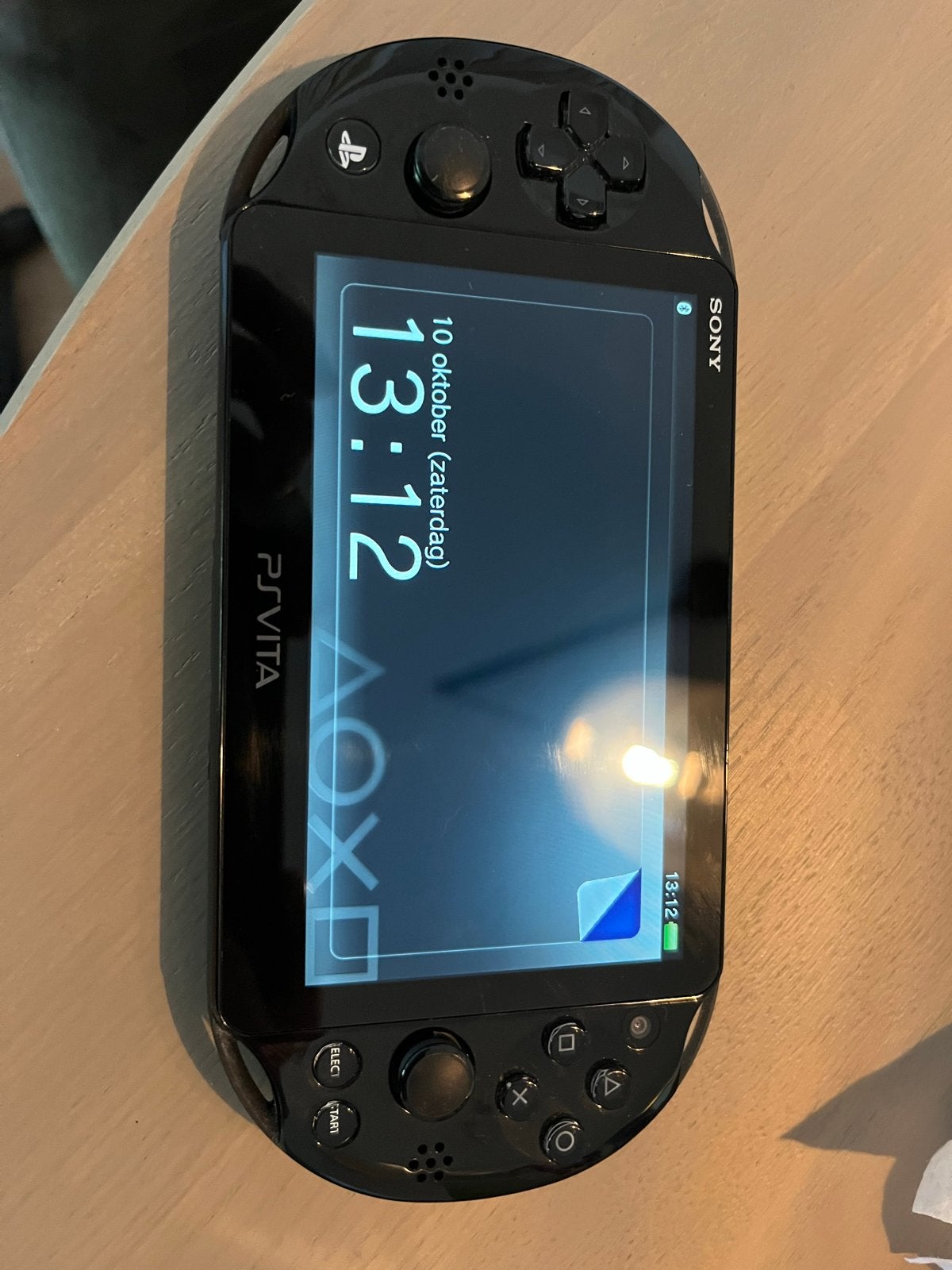 PlayStation Vita (PCH-2000) WiFi Zwart + FIFA 15 + 4GB, Ophalen, Zo goed als nieuw, Zwart, Met games