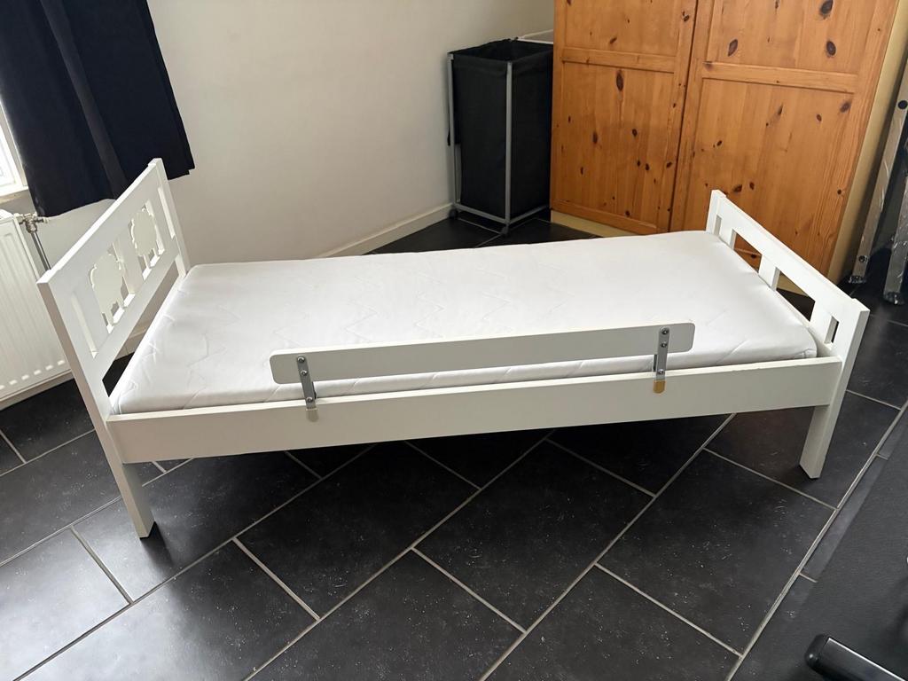 Kinderbed met matras en bedhekje, Ophalen, 70 tot 85 cm, Zo goed als nieuw, Matras