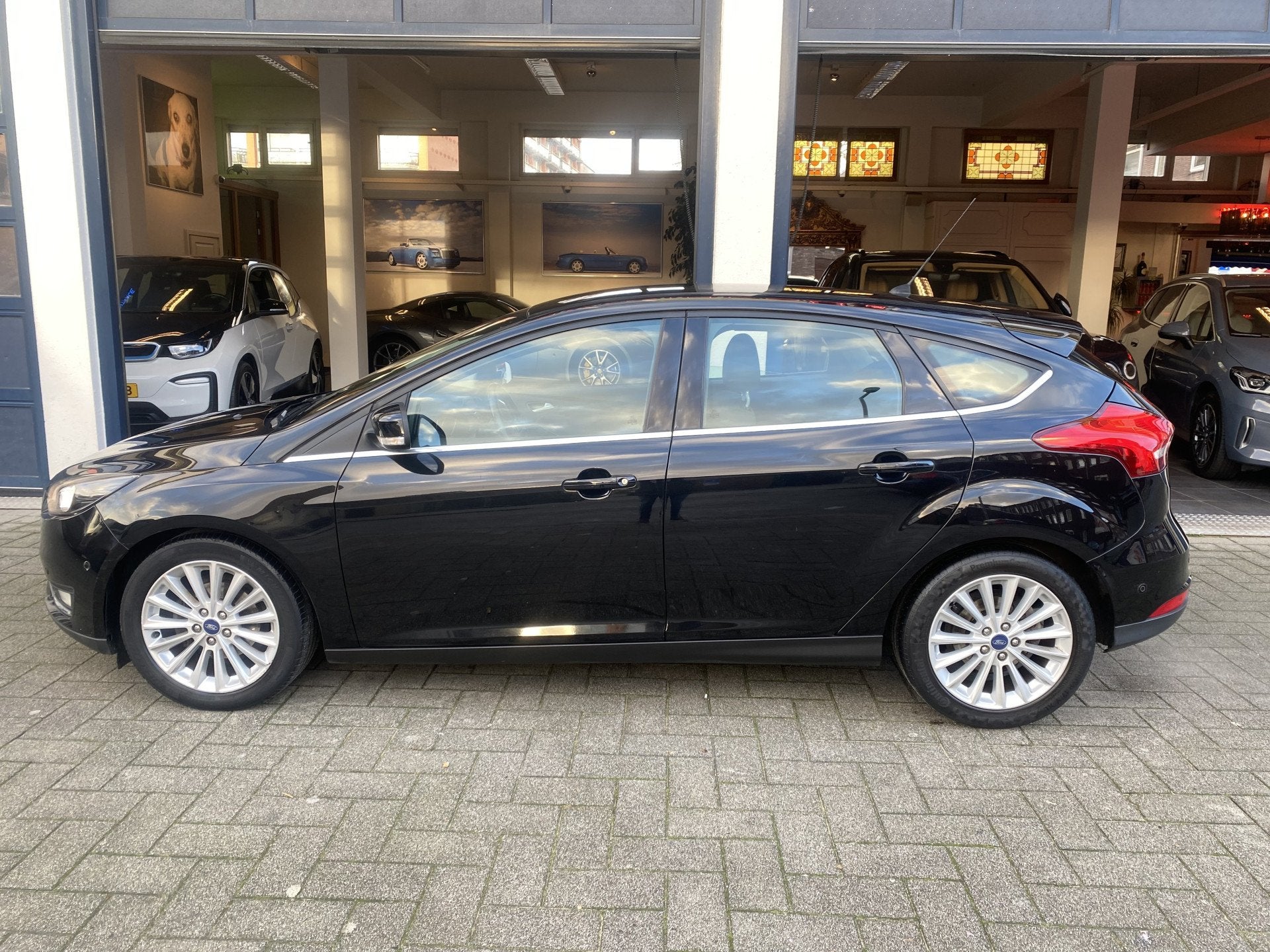 Ford Focus 1.0 Titanium Edition NIEUWE APK. (bj 2015), Gebruikt, Euro 6, Zwart, Origineel Nederlands