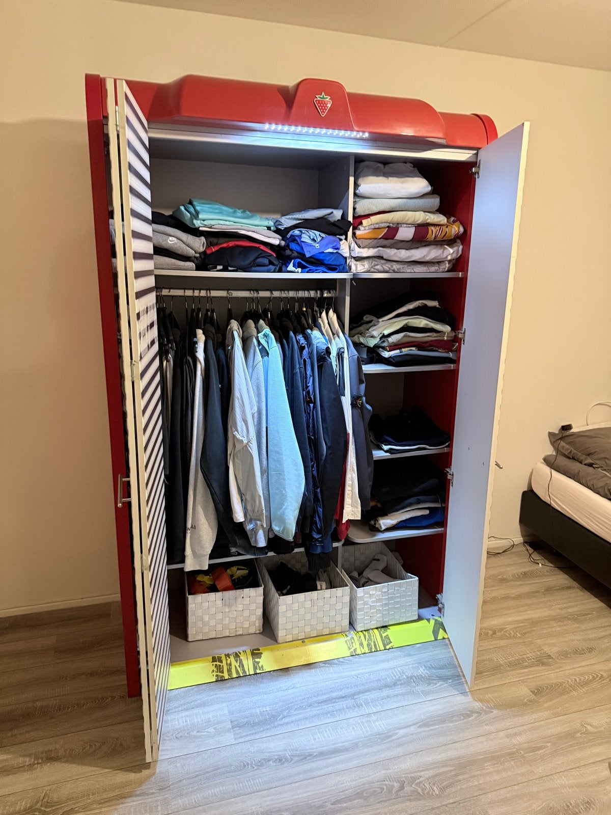 Klerenkast Çilek Meubel 205x135x60 - Zo goed als nieuw, Ophalen, 100 tot 150 cm, 200 cm of meer, Zo goed als nieuw