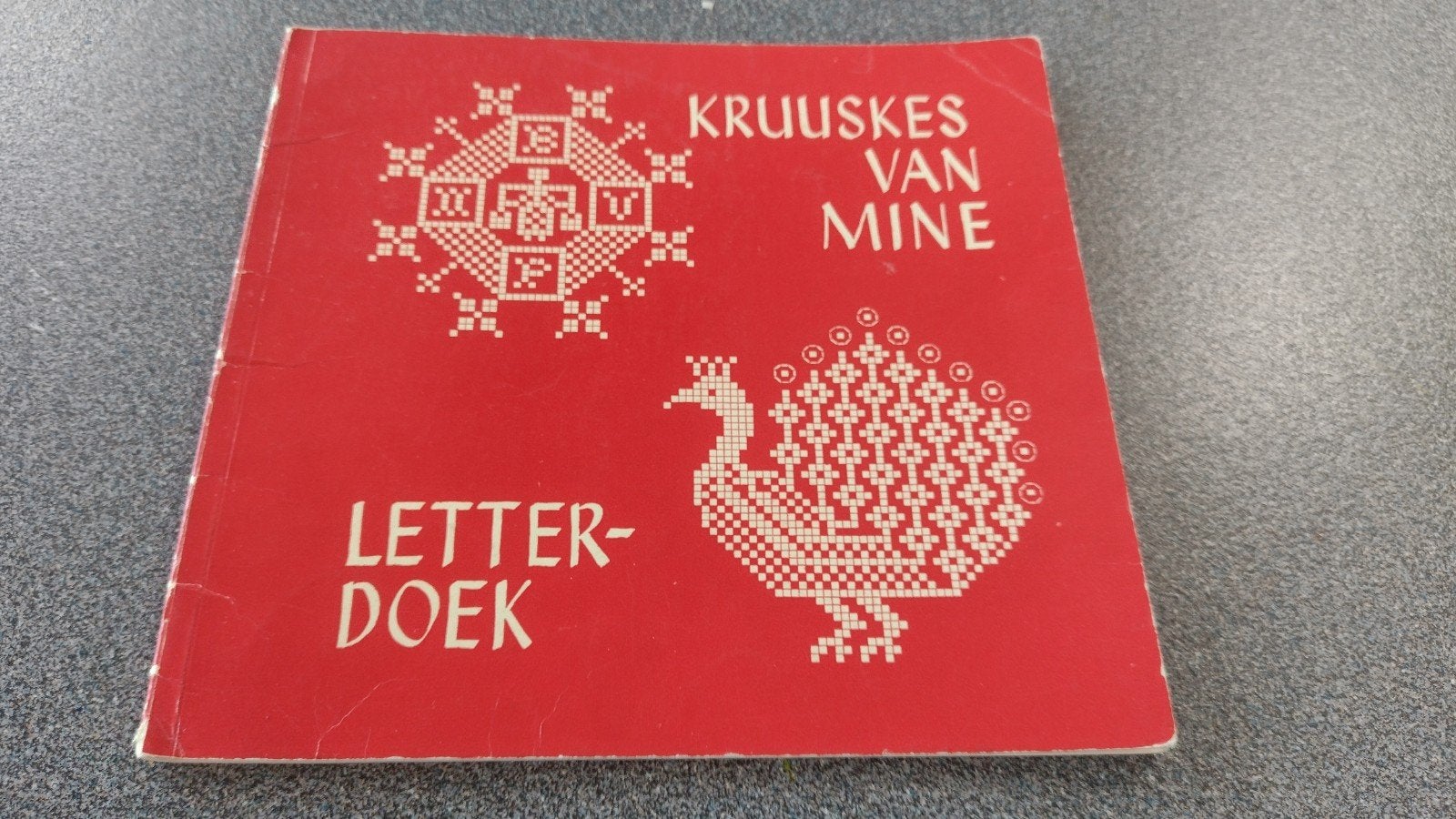 Kruuskes van Minne - Letterdoek, borduur boekje, te koop., Ophalen of Verzenden, Gelezen, Borduren en Naaien
