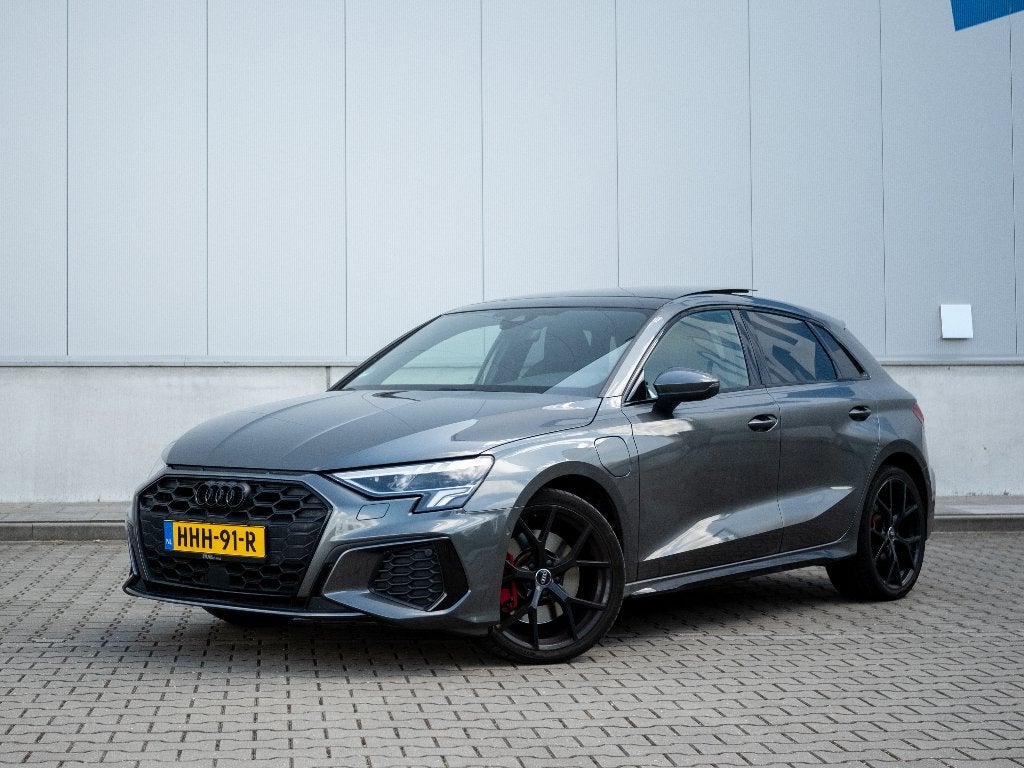 Audi A3 A3 TFSI 45 e S edition Comp - 245PK, Auto's, Audi, Zwart, 4 cilinders, Navigatiesysteem, Te koop