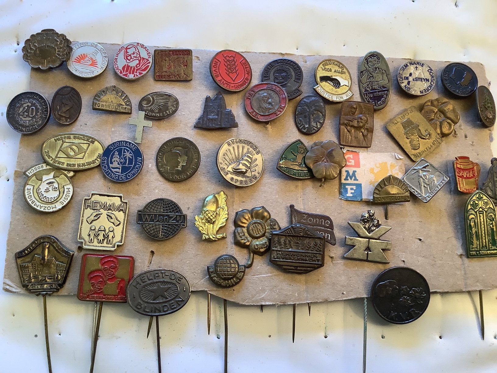 47 speldjes goede doelen 2, Ophalen of Verzenden, Gebruikt, Overige onderwerpen
