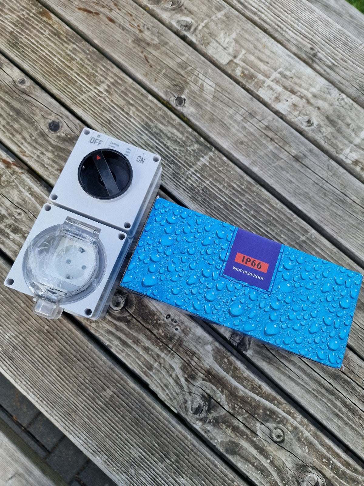 Nieuw in doos: Waterdicht stopcontact met schakelaar IP66, Doe-het-zelf en Verbouw, Elektra en Kabels, Ophalen, Nieuw, Stopcontact