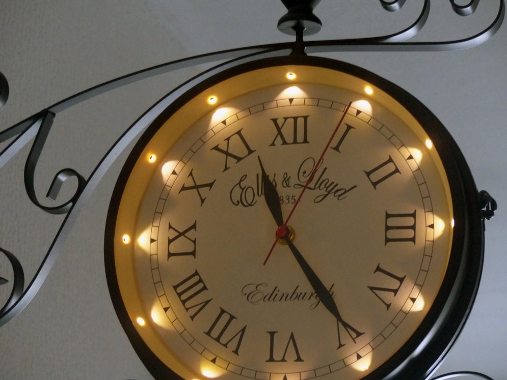 Klassiek Stationsklok Ellis & Lloyd, 20 cm.verlichting erin., Ophalen of Verzenden, Zo goed als nieuw, Analoog, Wandklok