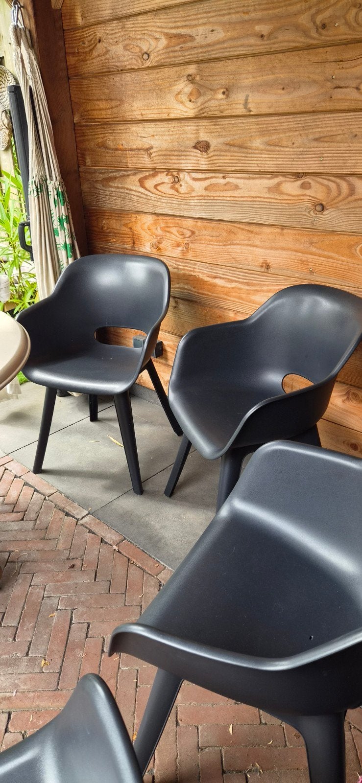 Set van 4 zwarte kunststof stoelen kuipstoelen tuinstoelen, Ophalen, Kunststof, Gebruikt, Drie