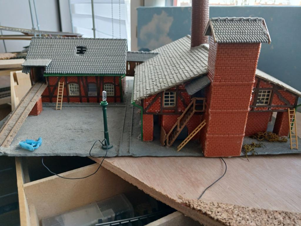 Faller Steenfabriek met popje en verlichting (nieuw lampje), Ophalen of Verzenden, Gebruikt, Brug, Tunnel of Gebouw, Overige merken