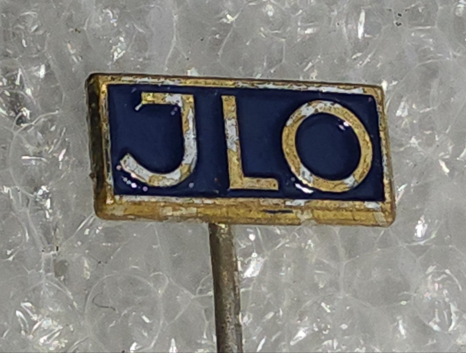 Vintage Speldje JLO - Blauw met Gouden Letters, Verzamelen, Ophalen of Verzenden, Gebruikt, Overige onderwerpen, Speldje of Pin