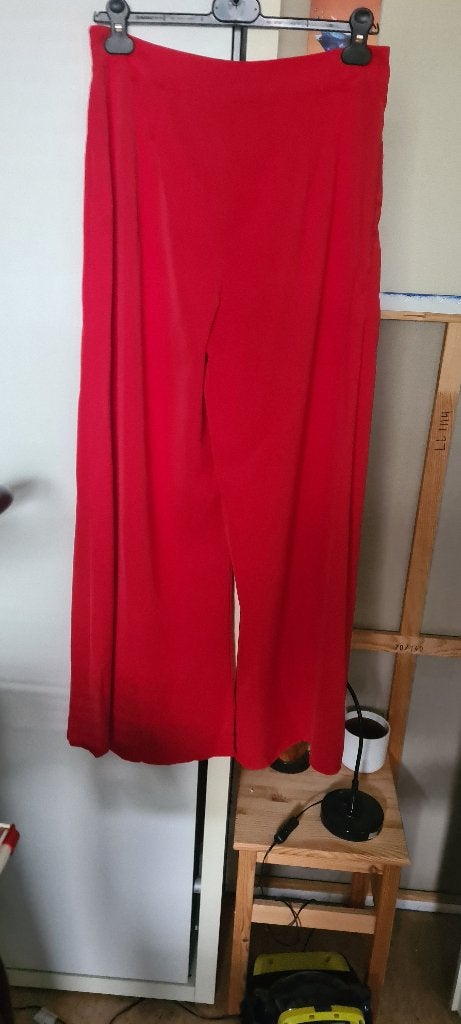 Mooie zomerbroek van dunne glanzende stof, maat L., Kleding | Dames, Verzenden, Maat 42/44 (L), Lang, Rood