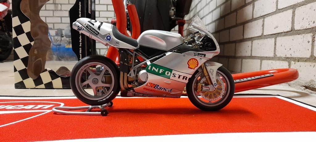 Minichamps 1/6 Troy Bayliss Imola 2001, Ophalen of Verzenden