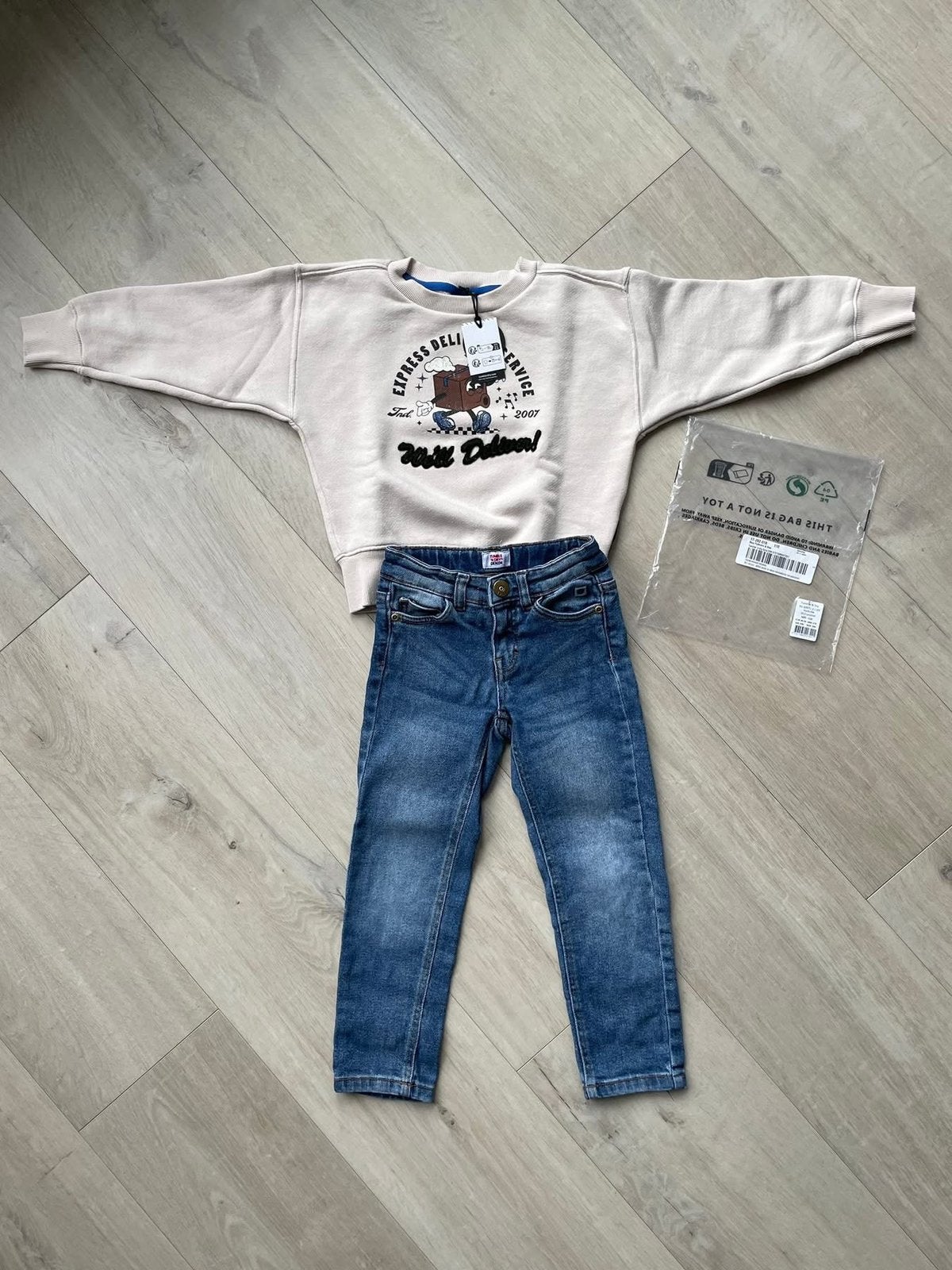 Tumble ‘n Dry beige sweater nieuw + keurige jeans maat 110, Kinderen en Baby's, Kinderkleding | Maat 110, Ophalen of Verzenden
