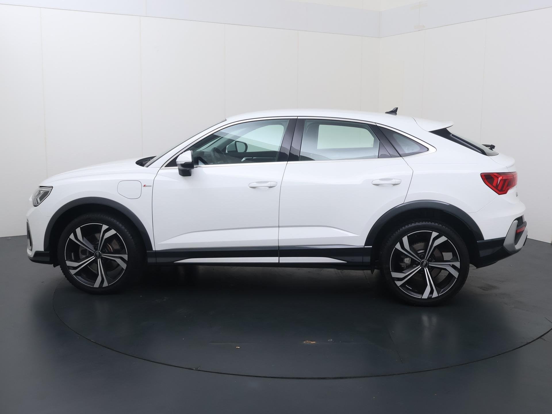Audi Q3 Sportback 45 TFSI e S Edition | 245 PK | SoH 89% | C, Auto's, Gebruikt, Met garantie (alle), Leder en Stof, Wit