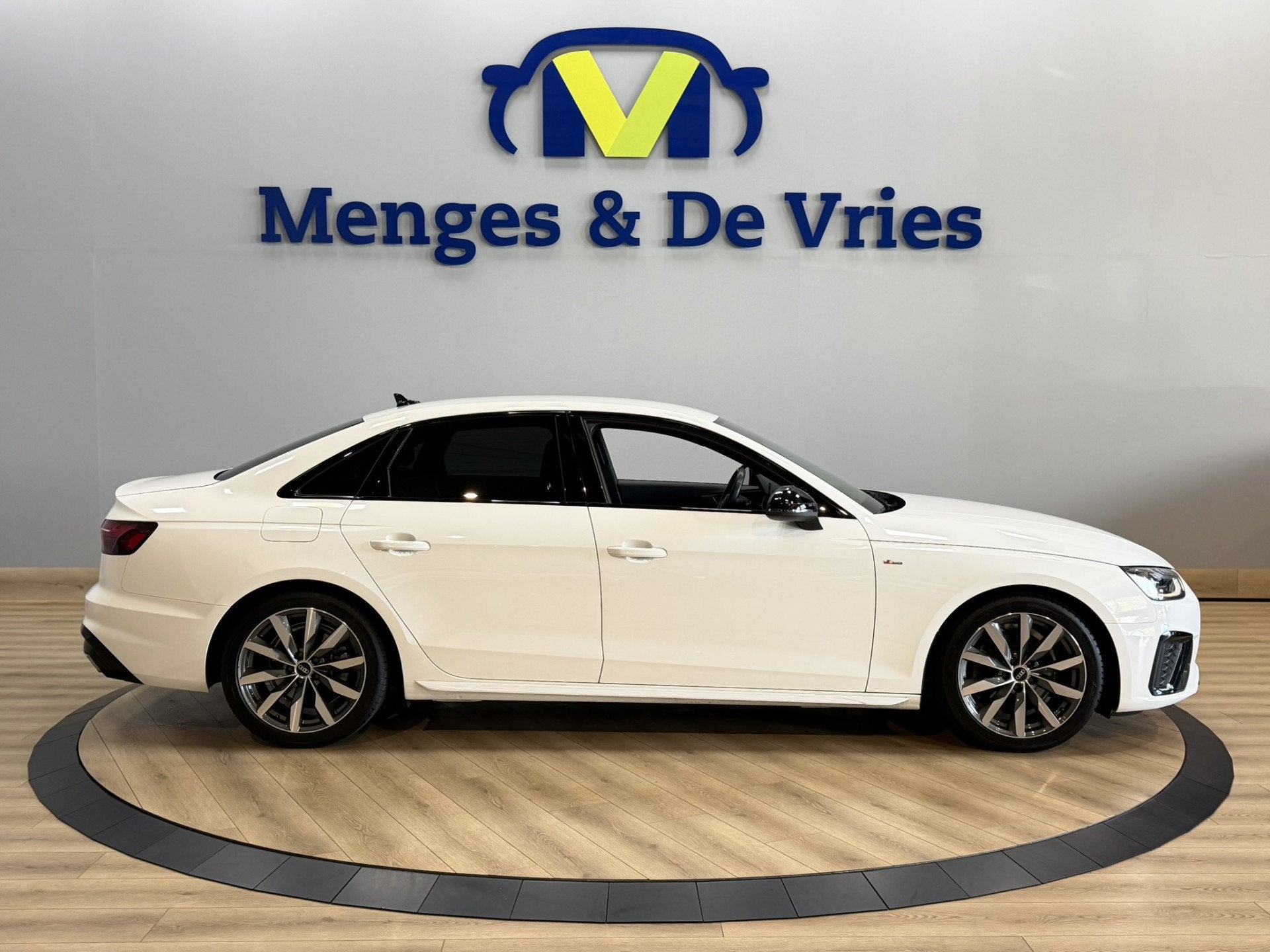 Audi A4 Limousine 35 TFSI S edition Competition 3x S Line |, Auto's, 12 maanden, Gebruikt, 4 cilinders, Wit