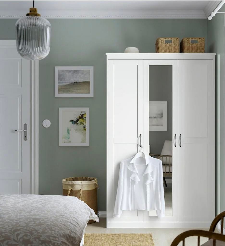 Beautiful Ikea wardrobe 3 door, mirror in good condition, Ophalen of Verzenden, Zo goed als nieuw, 50 tot 75 cm