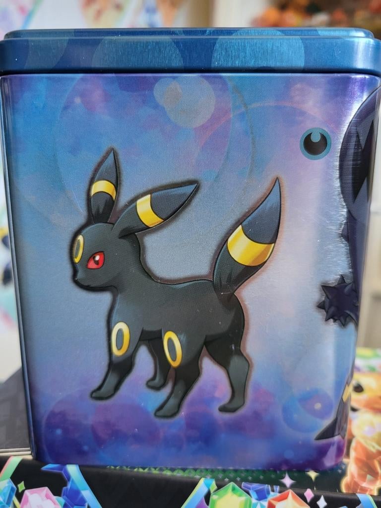 Pokémon Cadeauset: Tin, 50 Kaarten, Mapje & Munten, Ophalen of Verzenden, Nieuw, Overige typen