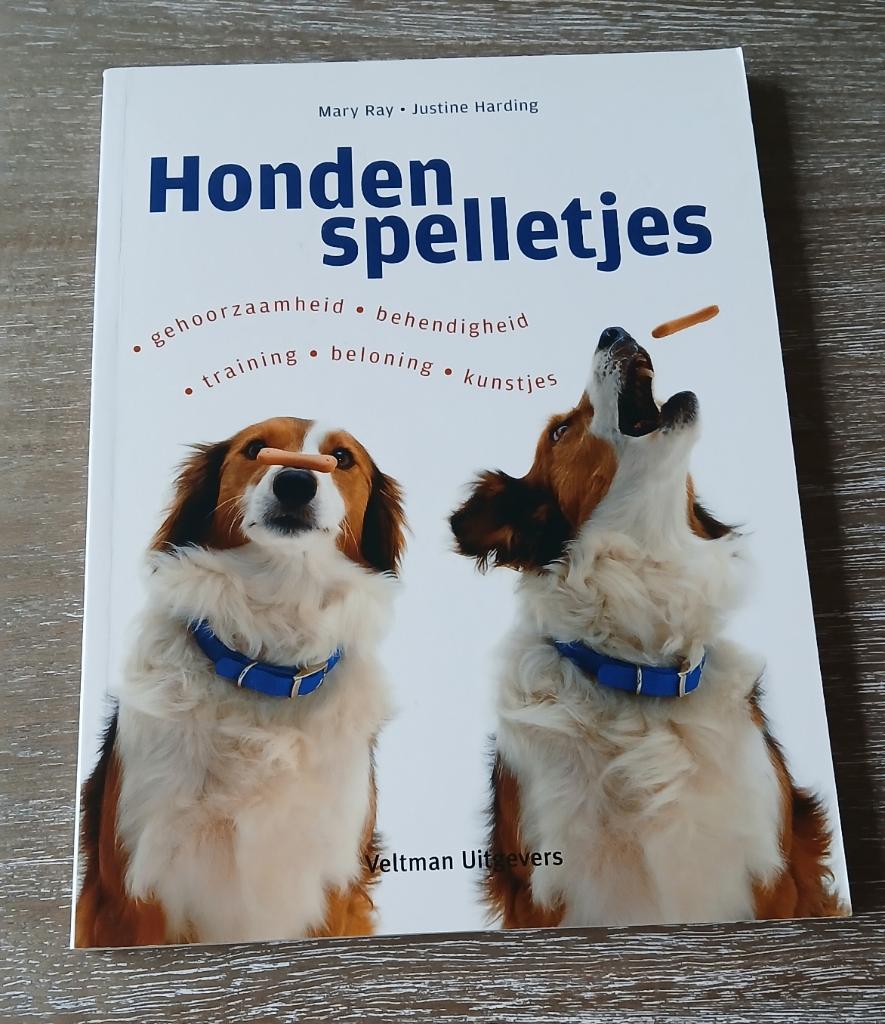 Boek Hondenspelletjes Training - Beloning - Kunstjes, Ophalen of Verzenden, Zo goed als nieuw, Honden