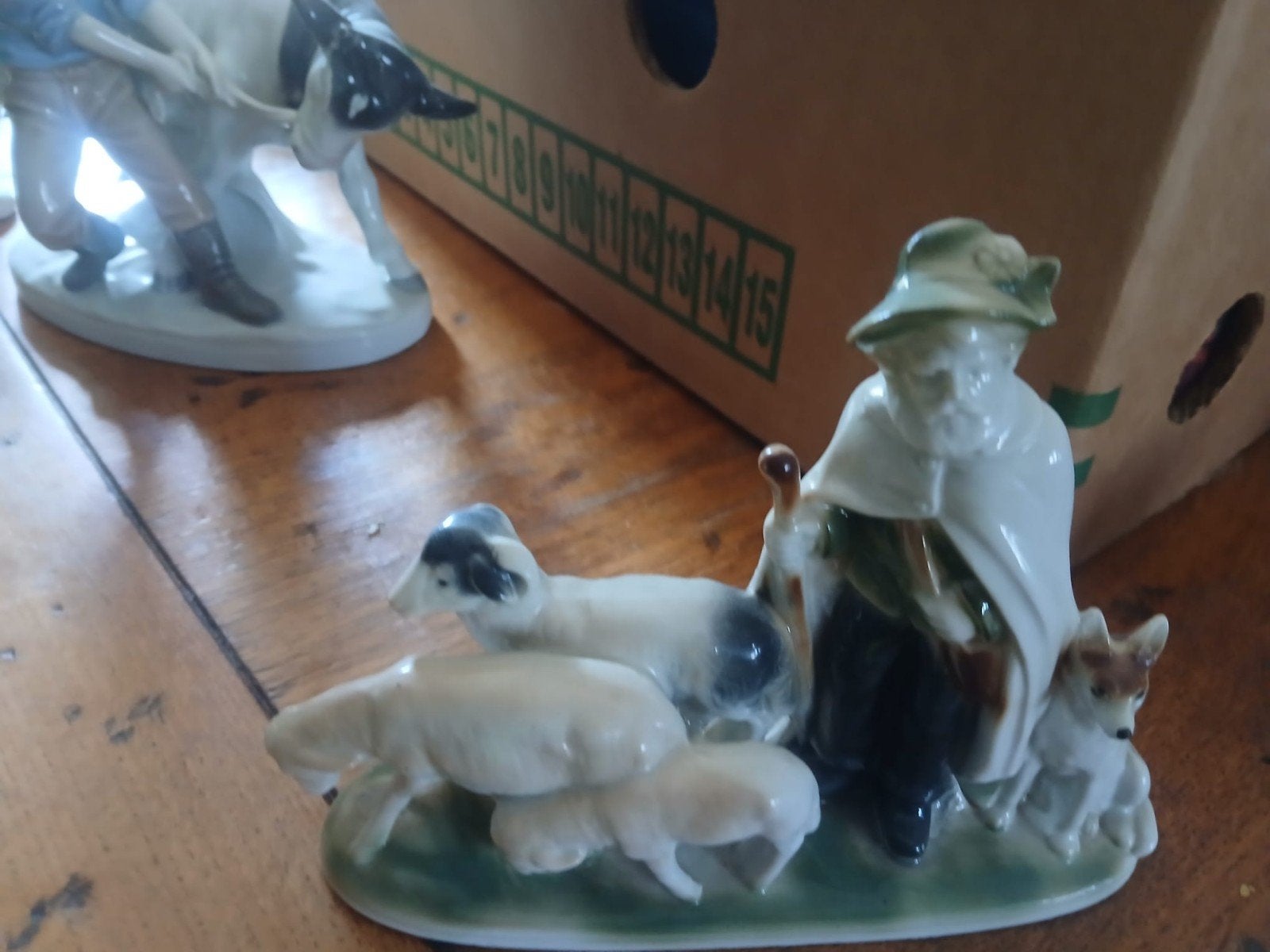 Vintage porseleinen beeldje herder met schapen en hond, Ophalen, Gebruikt, Mens