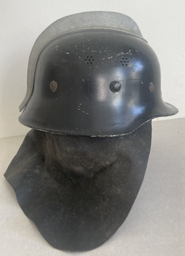 Nederlandse Brandweerhelm in Duitse stahlhelm stijl., Verzamelen, Ophalen of Verzenden, Overige soorten, Nederland, Helm of Baret