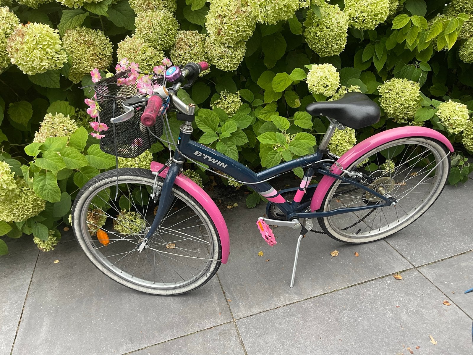B'Twin kinderfiets 24 inch - Roze/Blauw met mandje, Ophalen, Velgrem, Handrem, Gebruikt