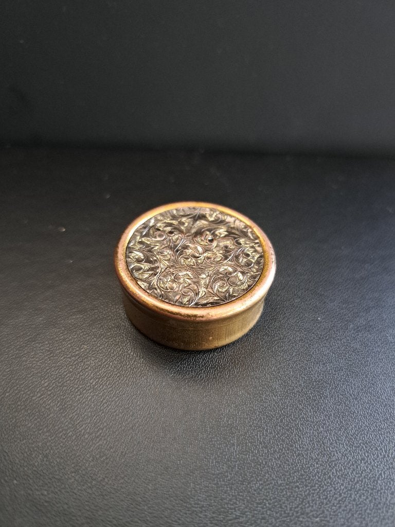 Messing pillendoosje met reliëf deksel, Ophalen of Verzenden