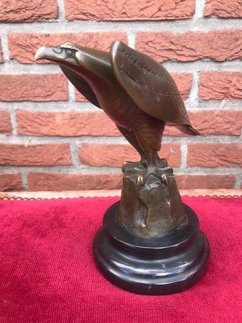 bronzen beeld van een spiedende adelaar, Brons, Beeld, Vogel, Gemerkt