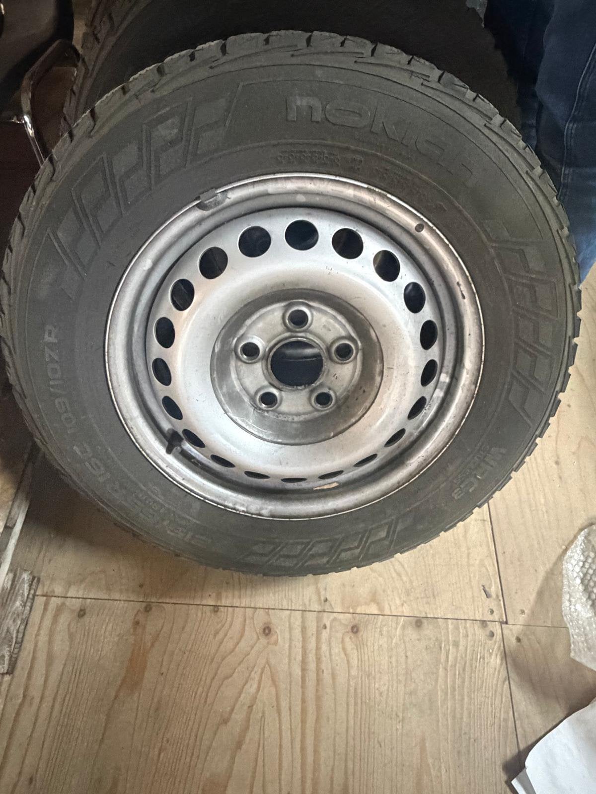 Winterbanden op velg VW Crafter 4x, 16 inch, Banden en Velgen, Bestelwagen, Gebruikt