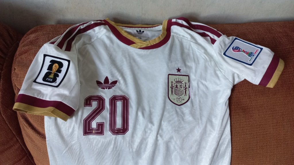 Kinder tenue Spanje uit (embleem licht beschadigd), Maat XS of kleiner, Ophalen of Verzenden, Nieuw, Overige typen