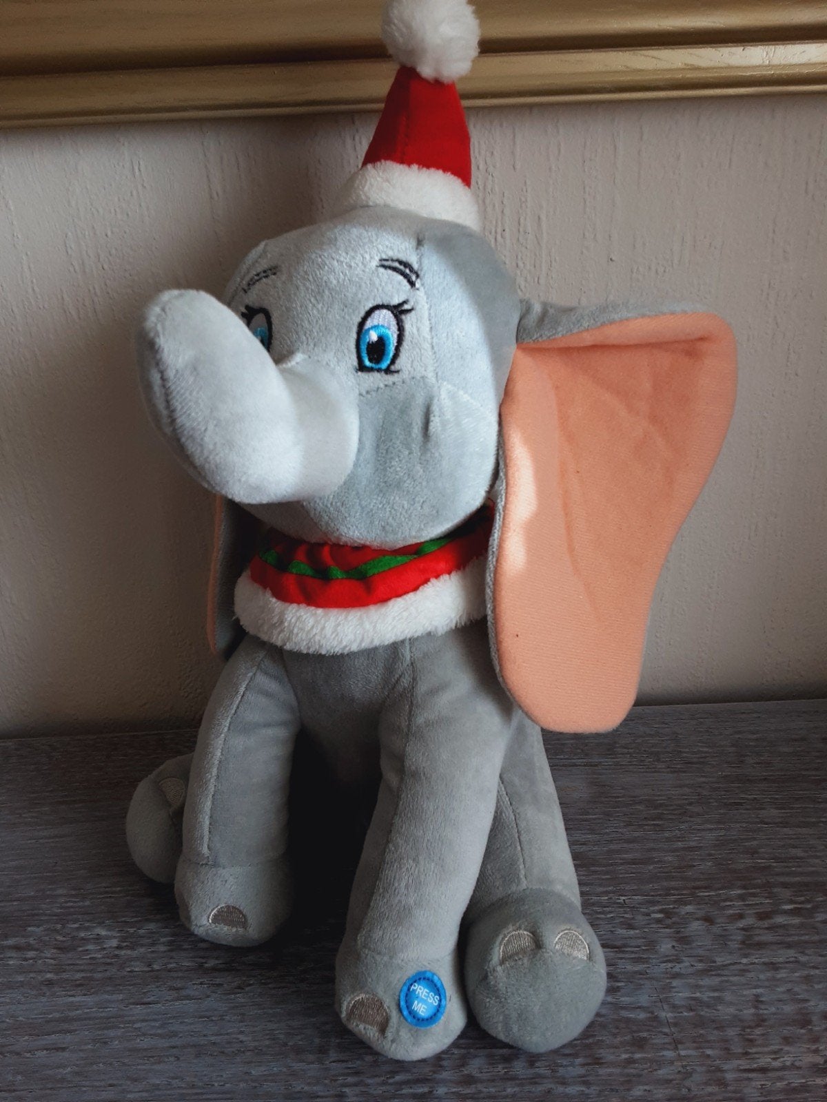 Disney Dumbo knuffel met kerstmuts en geluid, Kinderen en Baby's, Met kleding of accessoire, Disney, Disney, Grijs