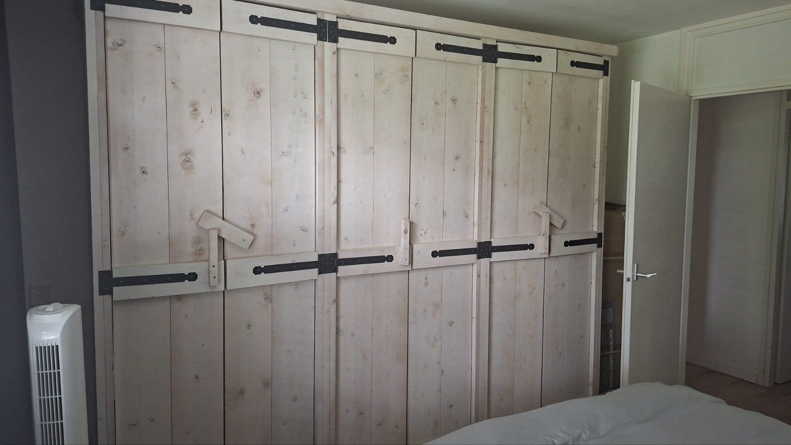 Grote houten kledingkast met deuren en planken, Huis en Inrichting, Kasten | Kledingkasten, Ophalen, 200 cm of meer, Landelijke/Rustieke stijl