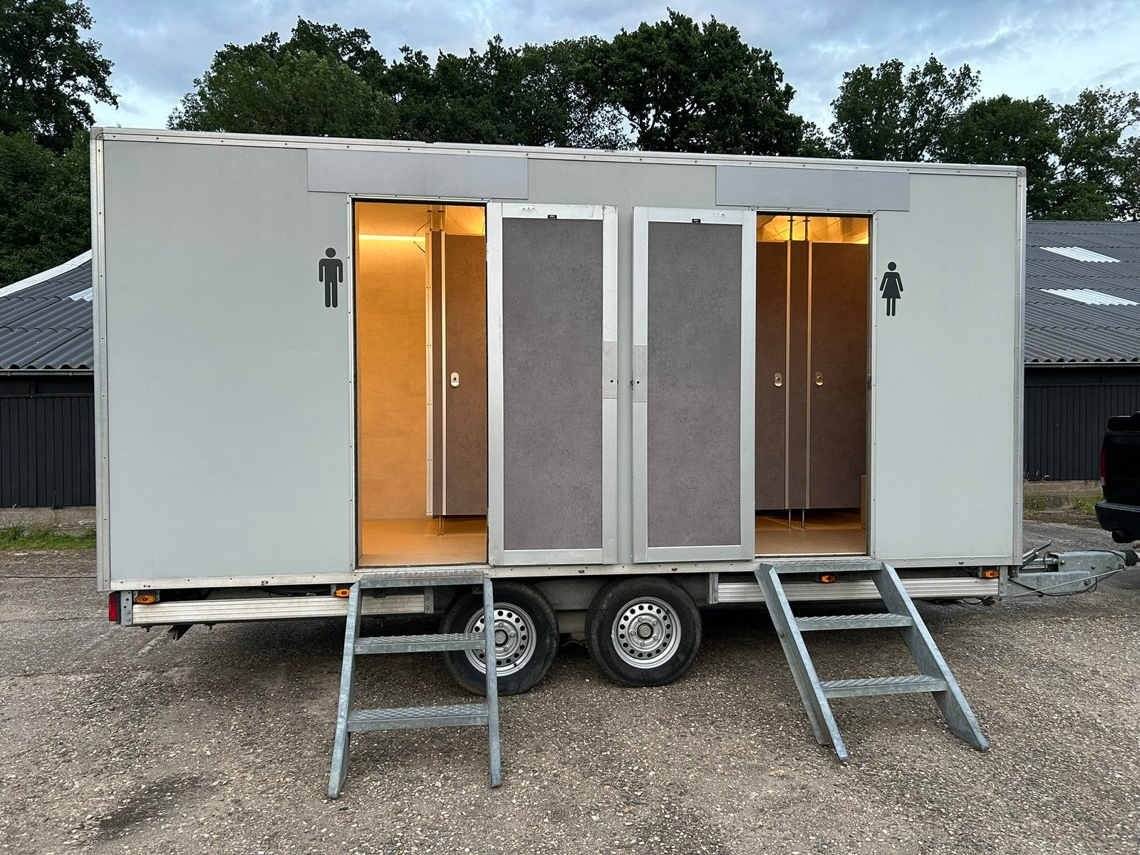 Luxe toiletwagen te huur, Ophalen of Verzenden, Zo goed als nieuw, Overige
