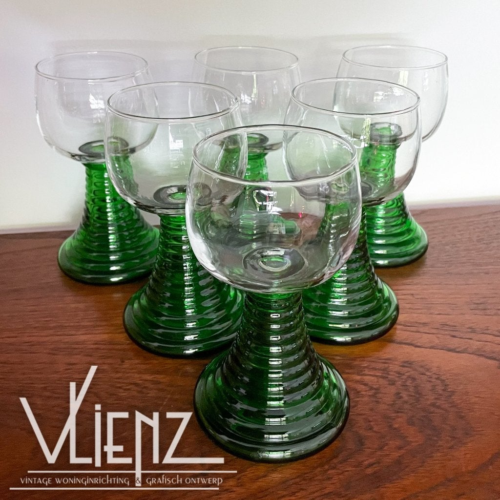 Zes vintage, midcentury wijnglazen, groen geribbelde voet, Verzamelen, Glas en Borrelglaasjes, Zo goed als nieuw, Overige typen