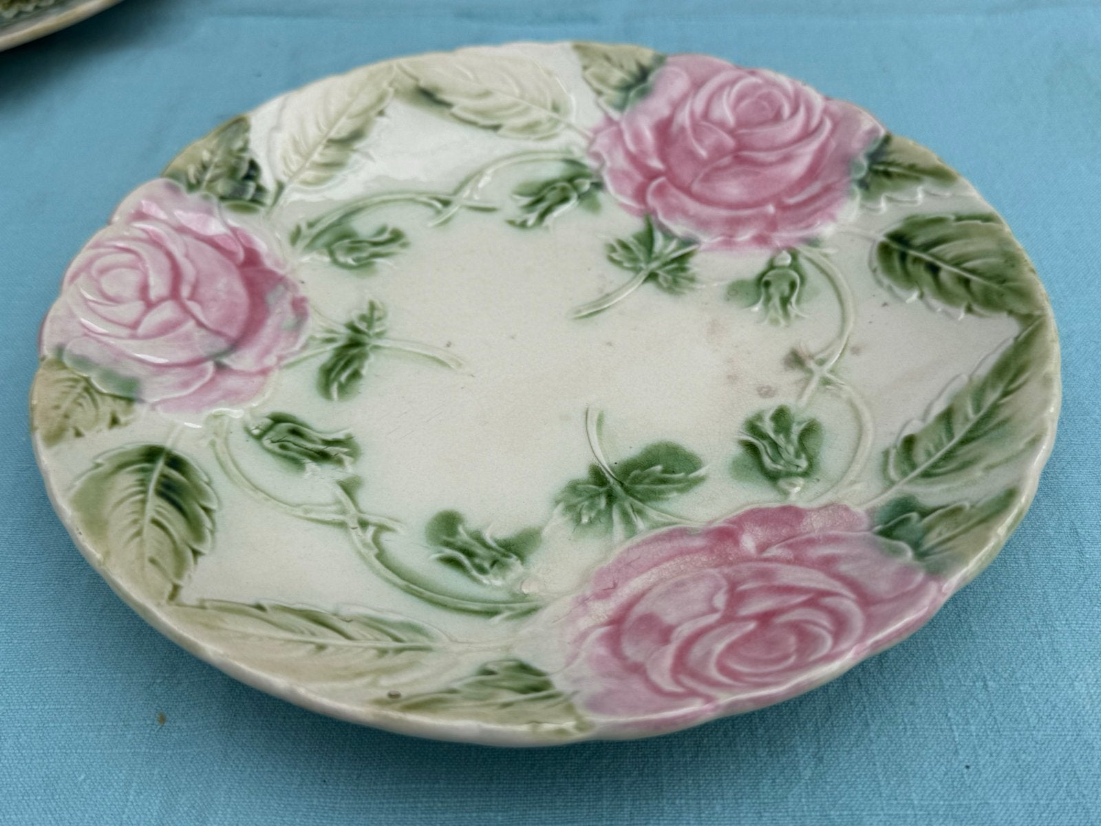 Antiek Barbotine bordje met roosdecor - Goede staat, Ophalen of Verzenden