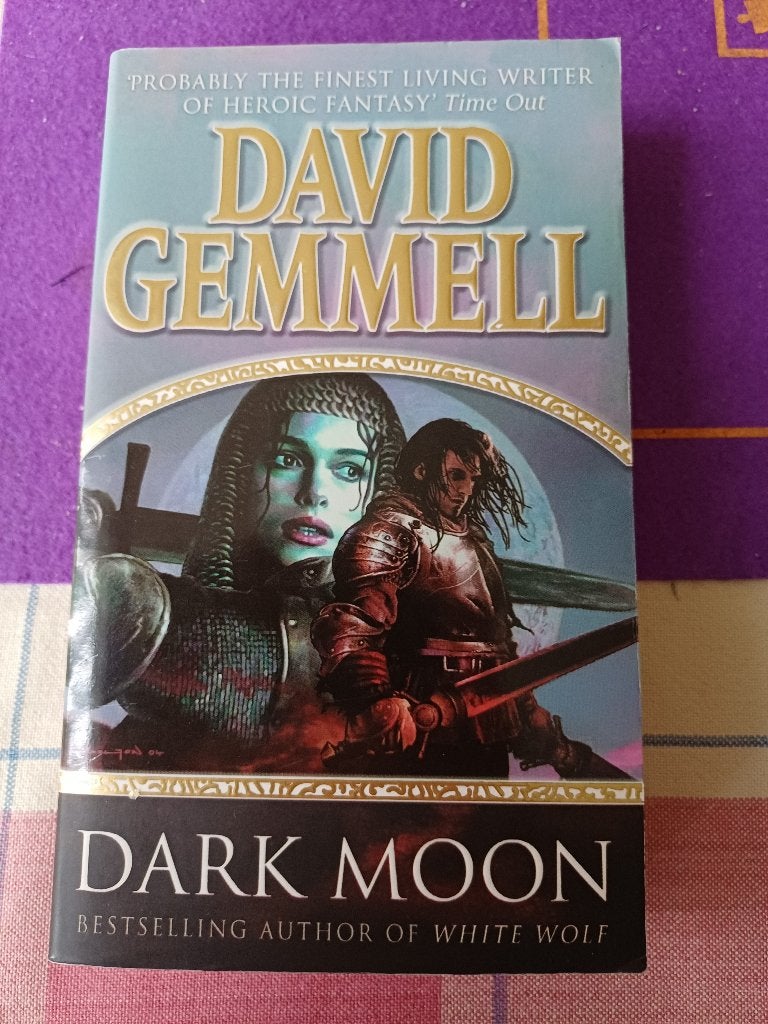 David gemmell dark moon. Pocket uitgave, Boeken, Ophalen of Verzenden, Gelezen, David Gemmell