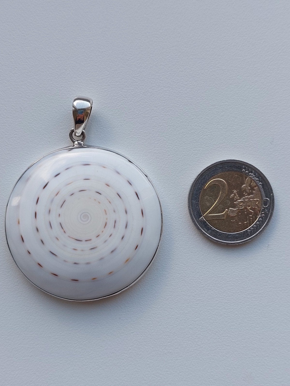 Witte hanger in de vorm van een spiraalschelp, Ophalen of Verzenden, Gebruikt, Wit