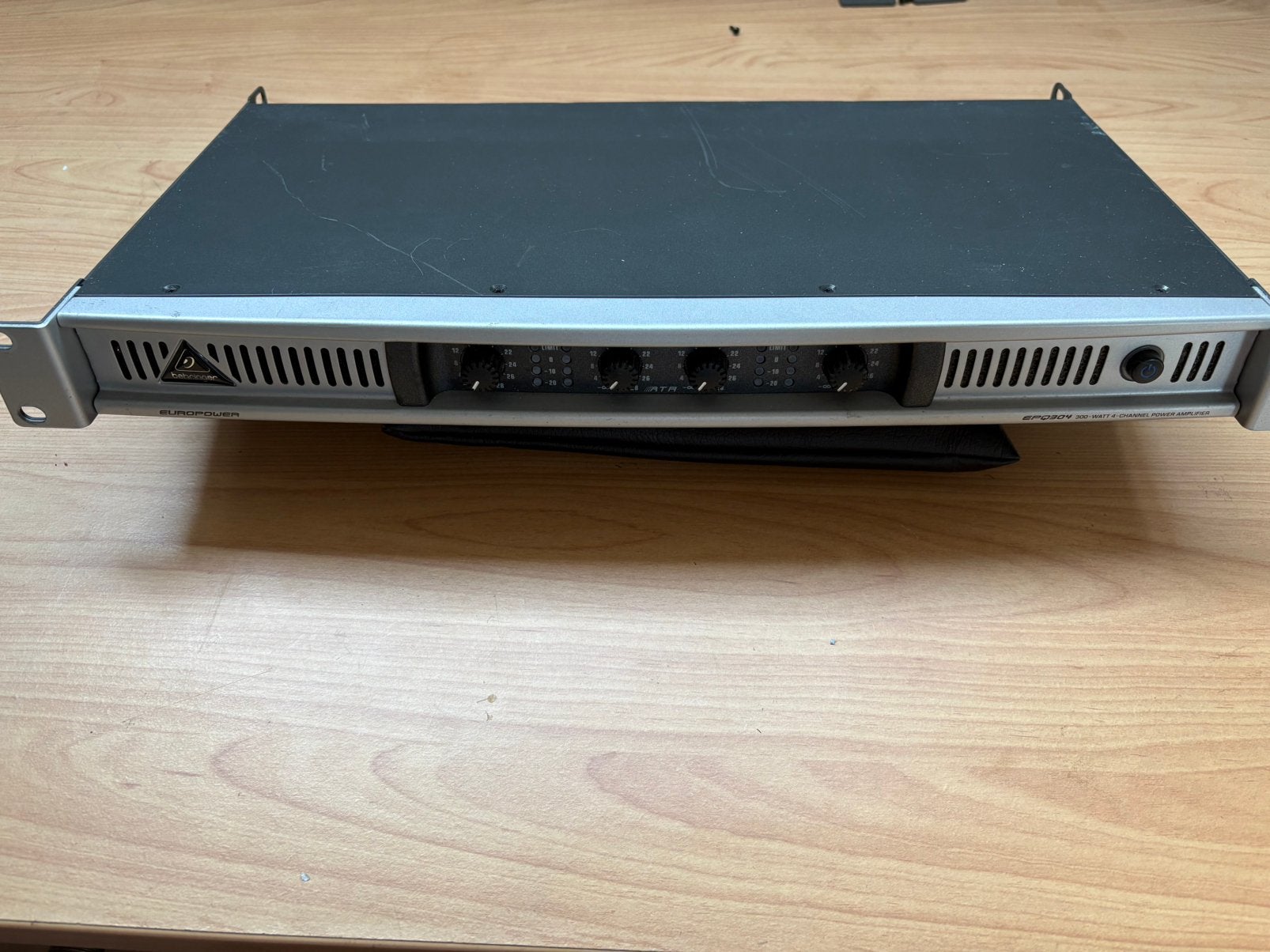 Behringer 4 x 75 watt versterker, Ophalen of Verzenden, Gebruikt, Minder dan 500 watt