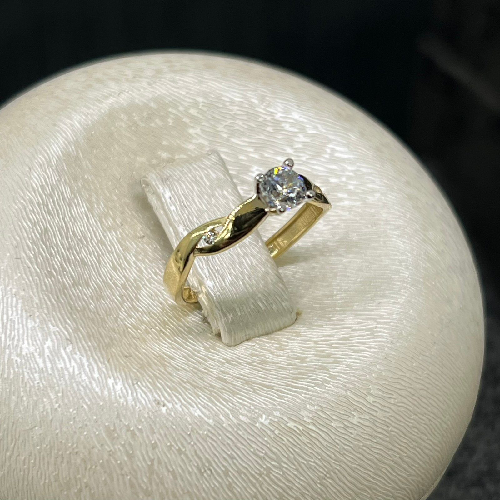 14 karaat gouden ring solitaire, Ophalen of Verzenden, Zo goed als nieuw, Goud, Dame