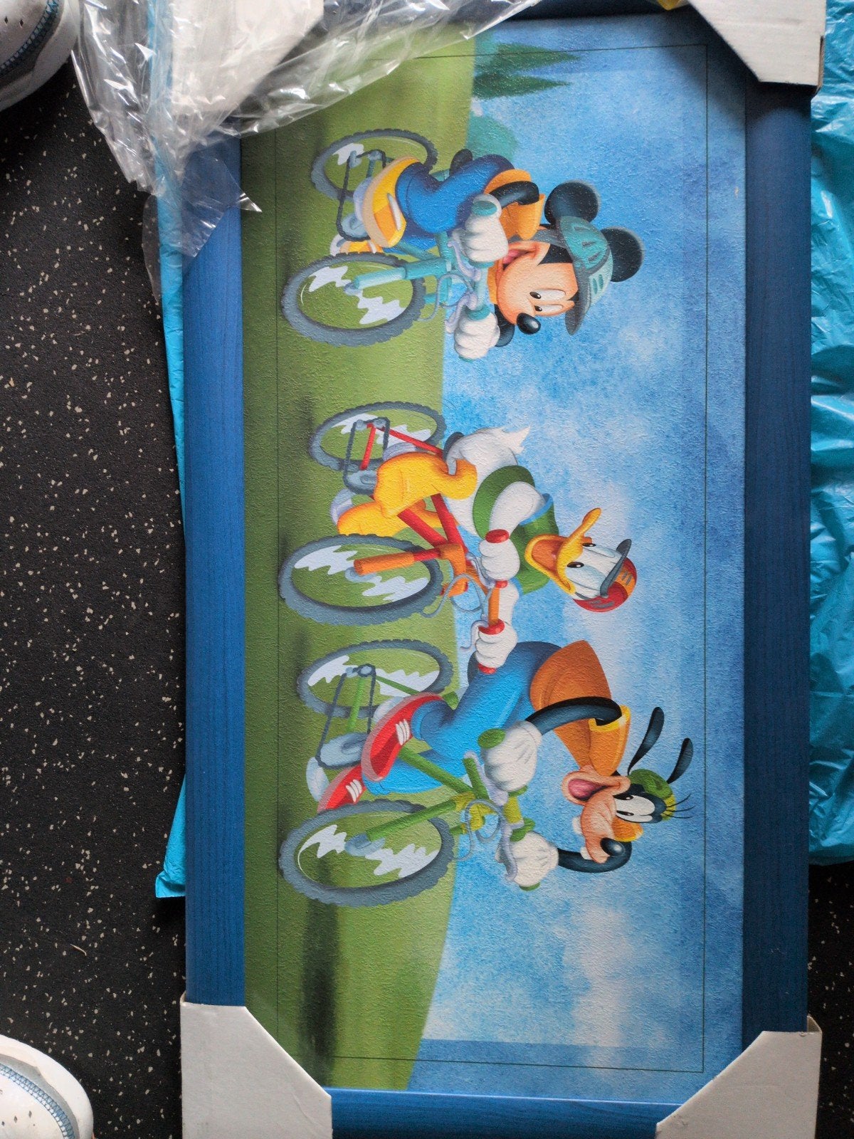 Disney Mickey, Donald en Goofy op de fiets poster, Huis en Inrichting, Woonaccessoires | Schilderijen, Tekeningen en Foto's, Ophalen