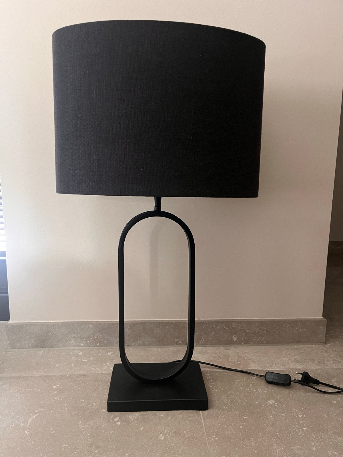 Moderne zwarte tafellamp - 80cm hoog, Huis en Inrichting, Ophalen, Met schakelaar, 80 cm, Zo goed als nieuw