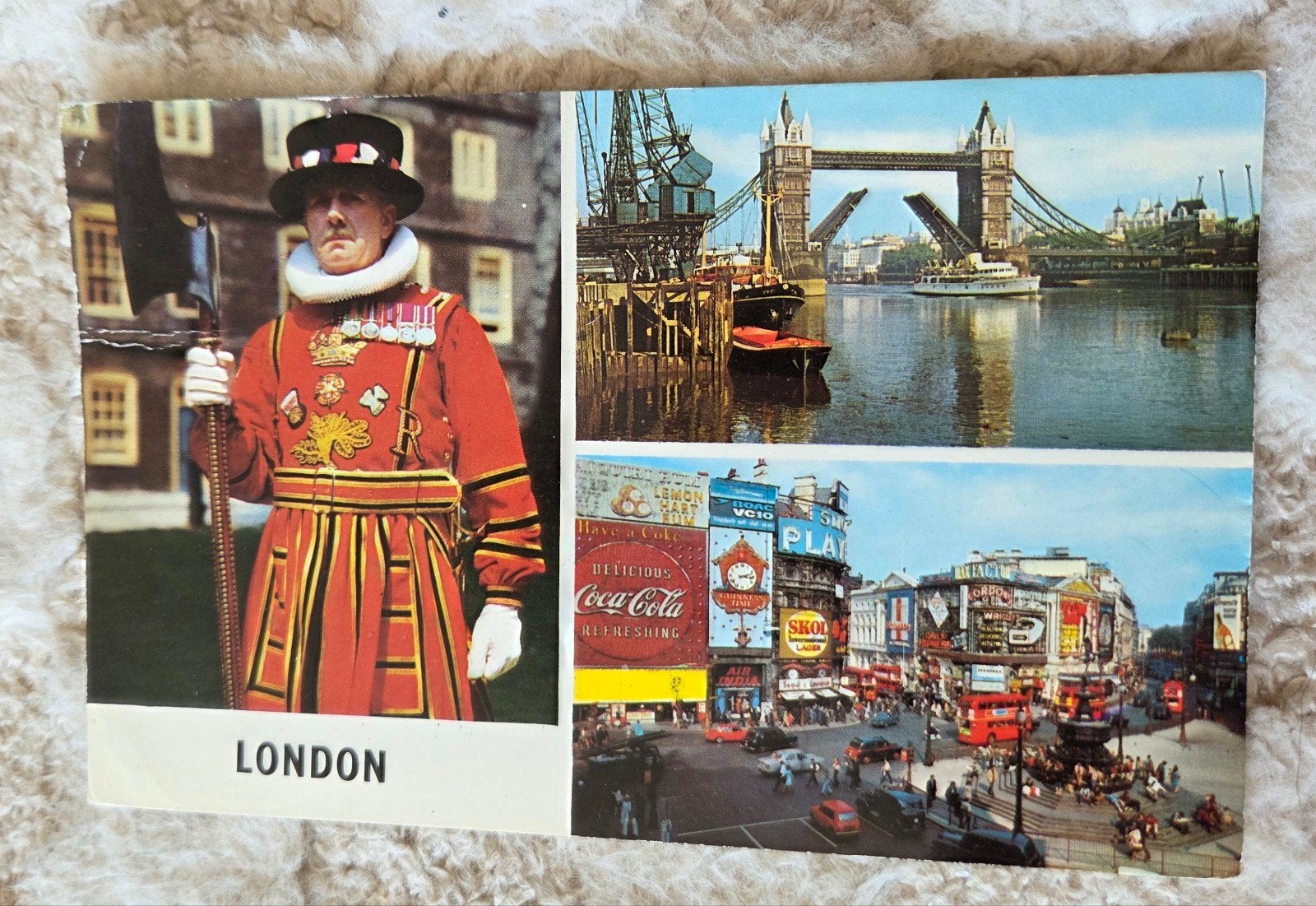 Londen - Tower Bridge, Piccadilly, Beefeater, Verzamelen, Ansichtkaarten | Buitenland, Gelopen, Engeland, 1960 tot 1980, Ophalen of Verzenden