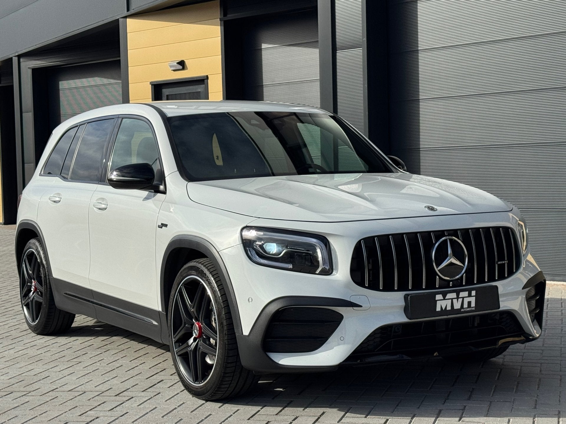 Mercedes-Benz GLB AMG 35 4MATIC Premium Plus - Night Edition, Auto's, 4 cilinders, Automatische klimaatregeling, 1655 kg, Wit