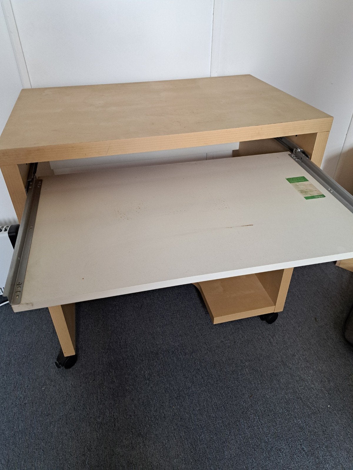 Compact computerbureau met uitschuifbaar toetsenbordblad, Huis en Inrichting, Ophalen, Overige materialen, Gebruikt, Modern, functioneel
