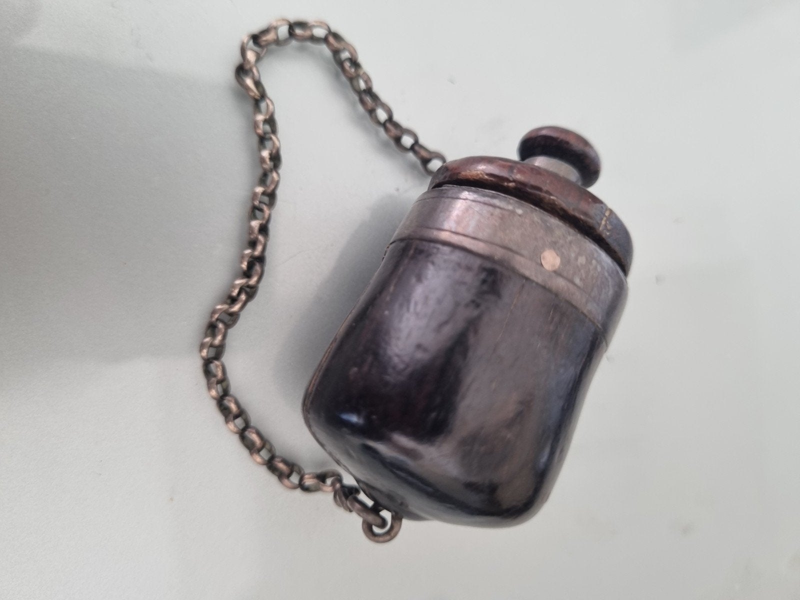 Antieke tondeldoos met zilveren ketting en montering, Ophalen of Verzenden